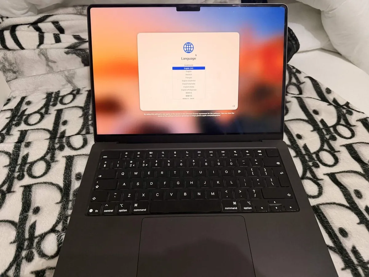 MacBook Pro 14 M5 16GB 1TB Space Black, 6 Cycles - Image 1