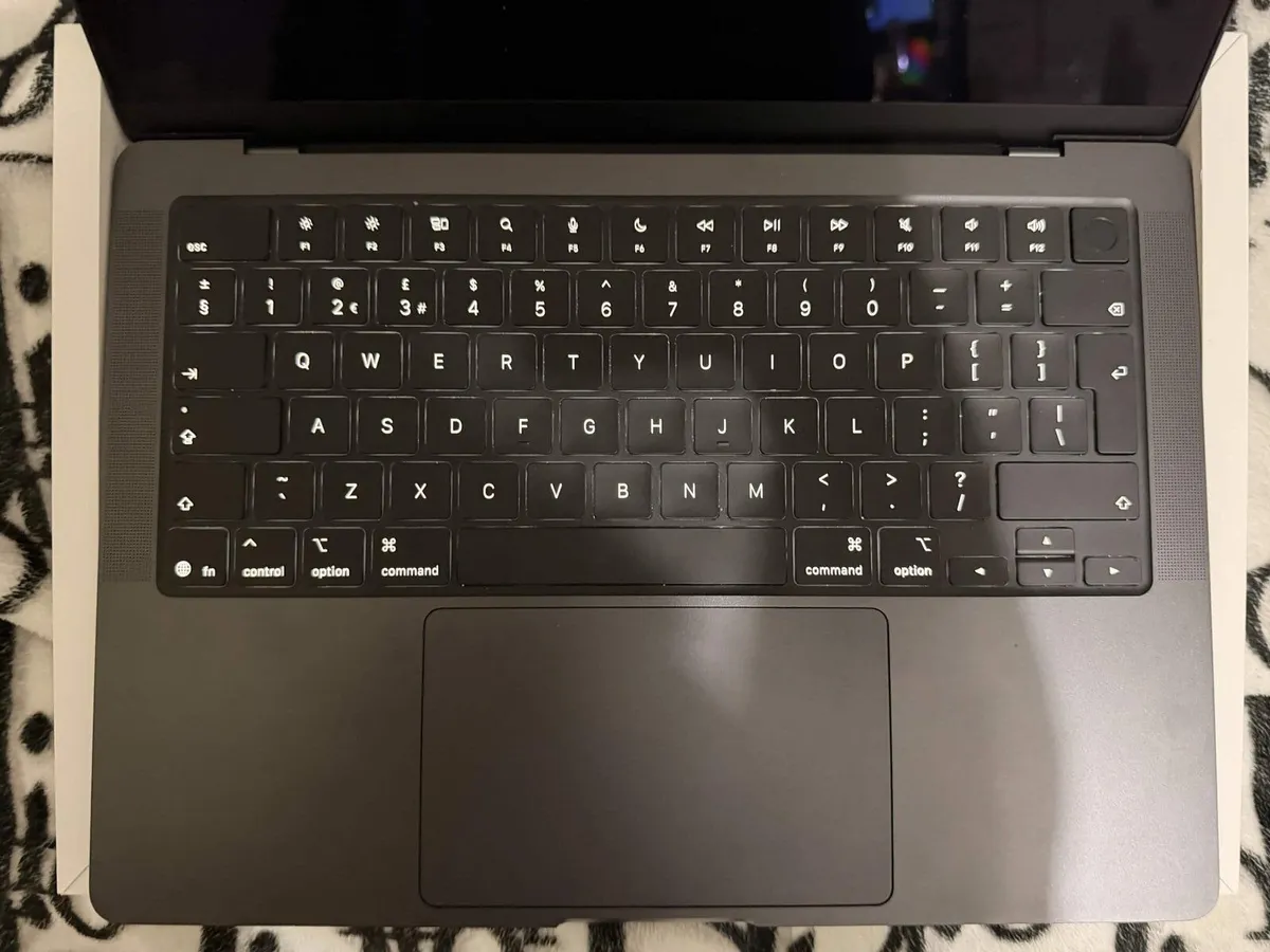 MacBook Pro 14 M5 16GB 1TB Space Black, 6 Cycles - Image 4