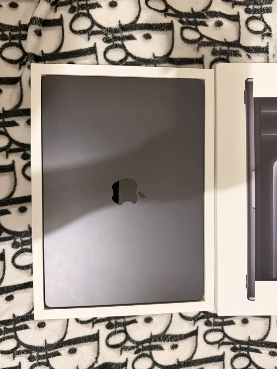MacBook Pro 14 M5 16GB 1TB Space Black, 6 Cycles - Image 3