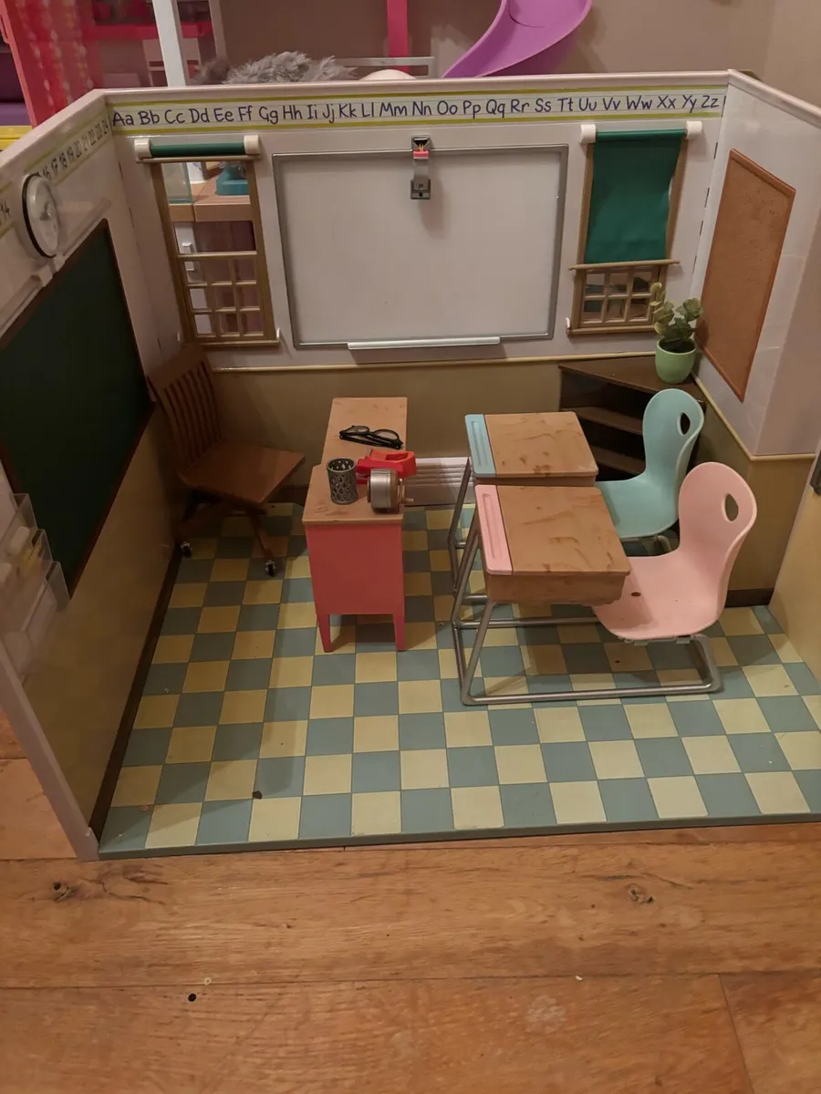 Barbie dream house & Our generation school - Image 2