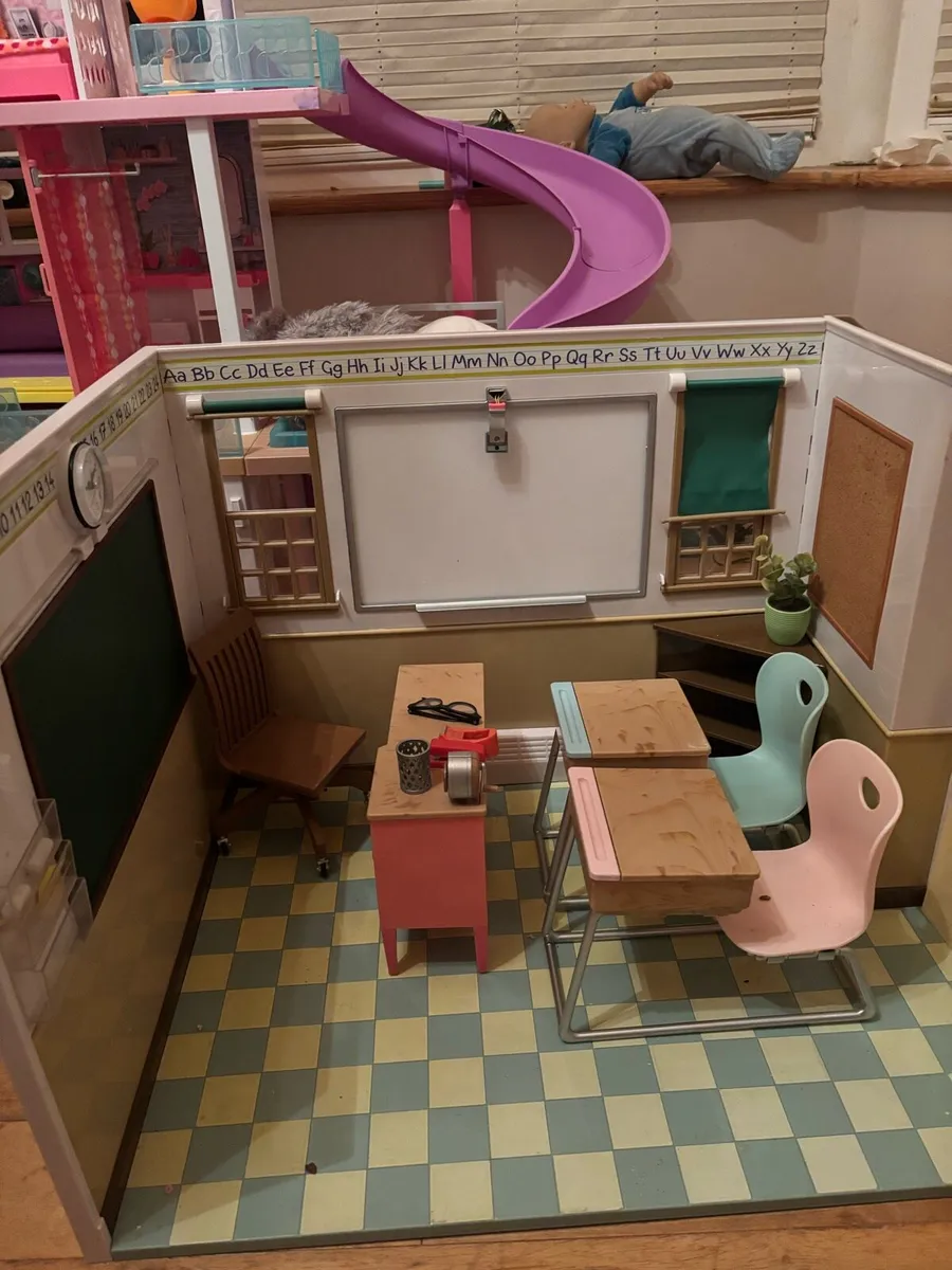 Barbie dream house & Our generation school - Image 3