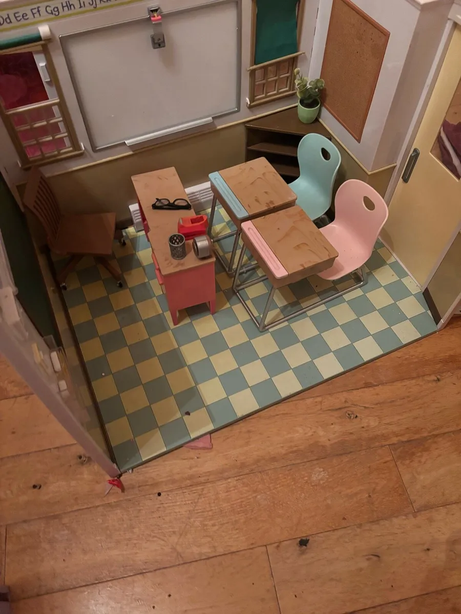 Barbie dream house & Our generation school - Image 4