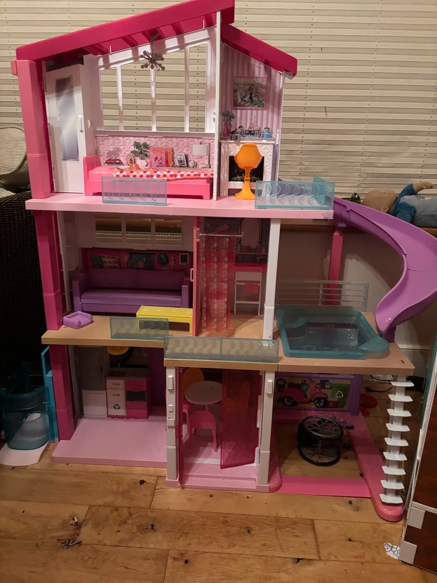 Barbie dream house & Our generation school - Image 1