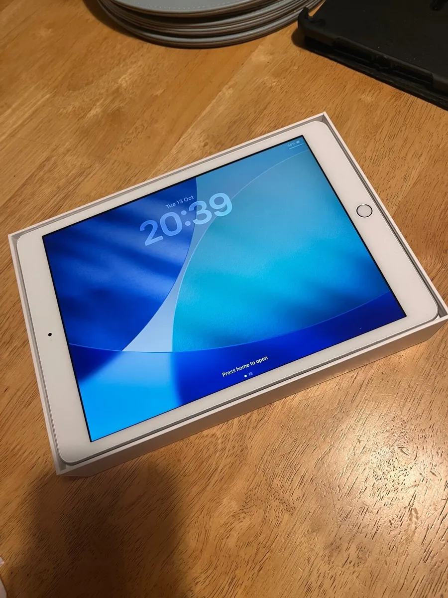I pad 8th generation - Image 1