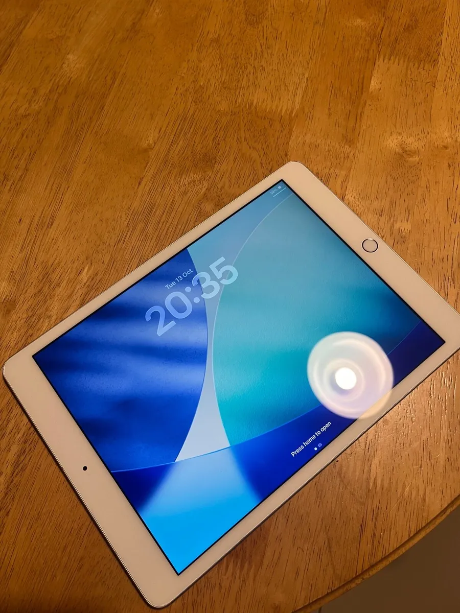 I pad 8th generation - Image 2