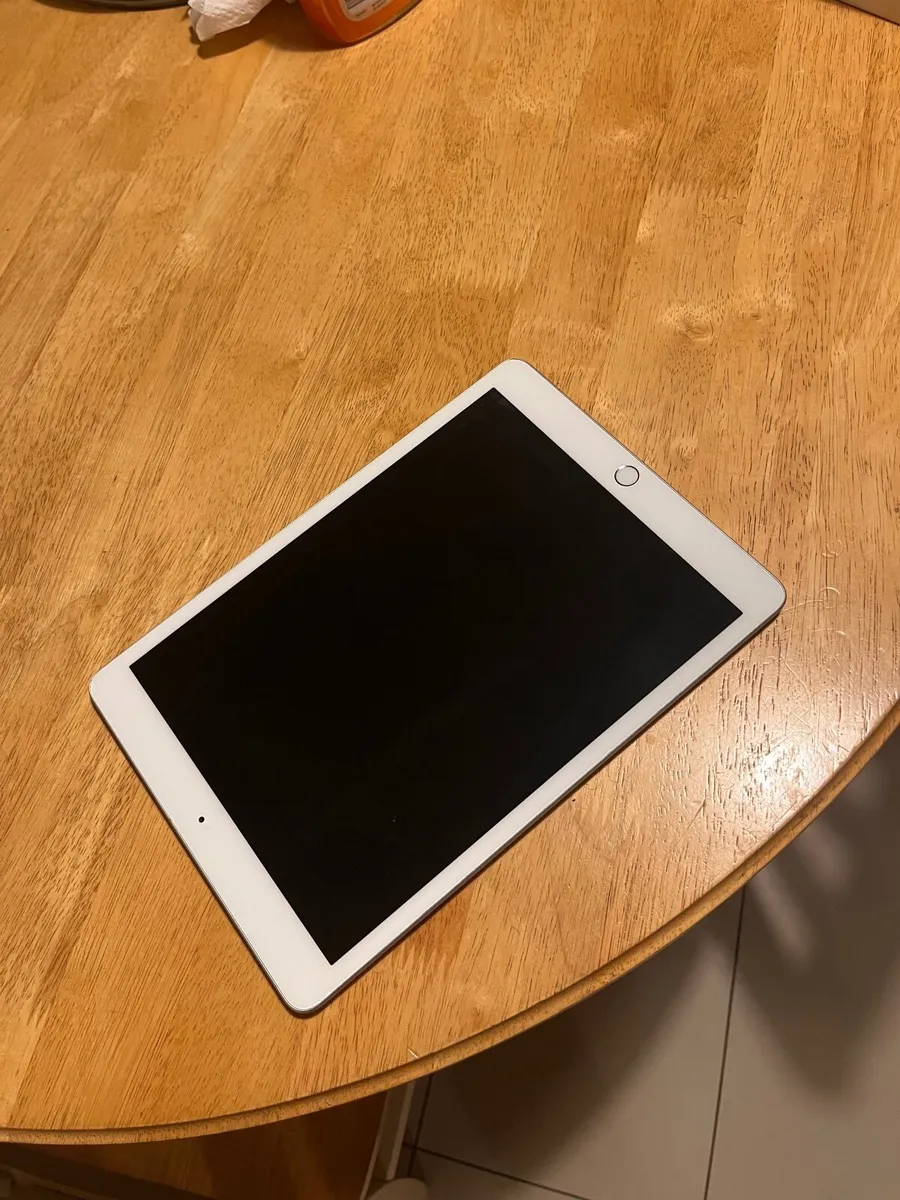 I pad 8th generation - Image 4