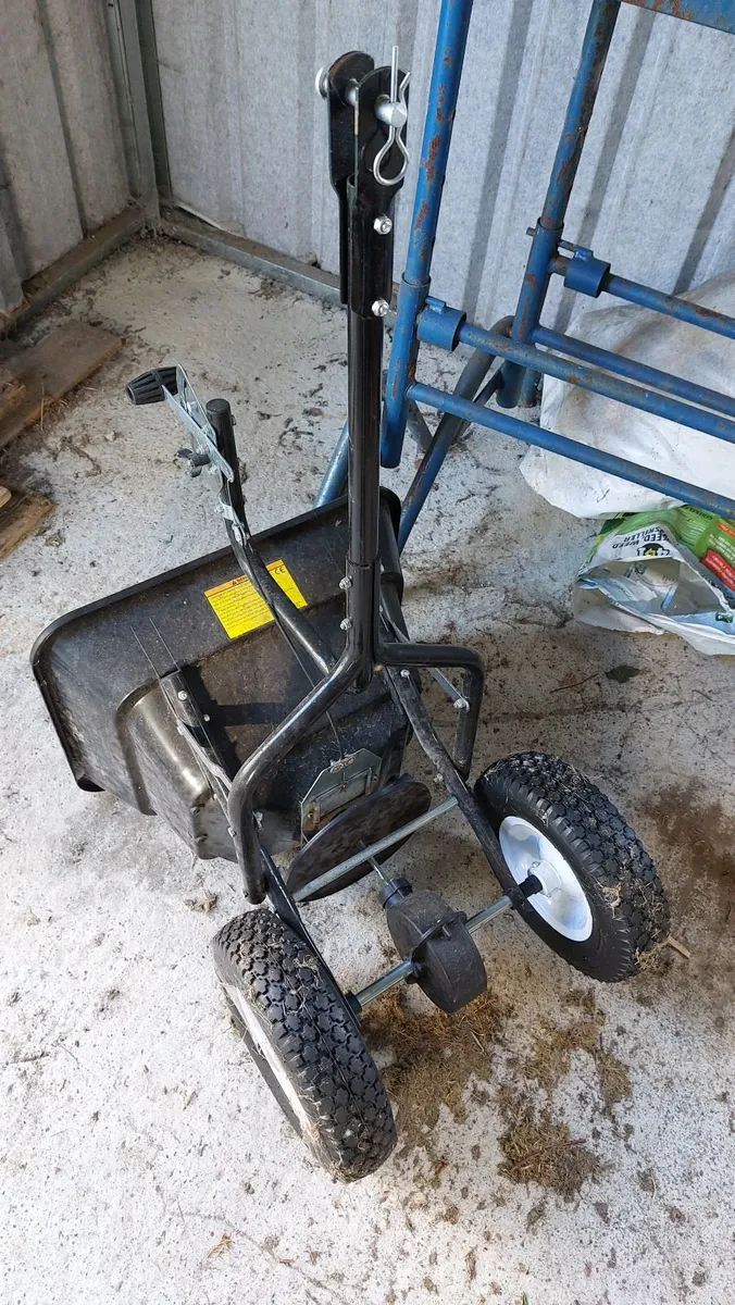 Garden spreader - Image 1