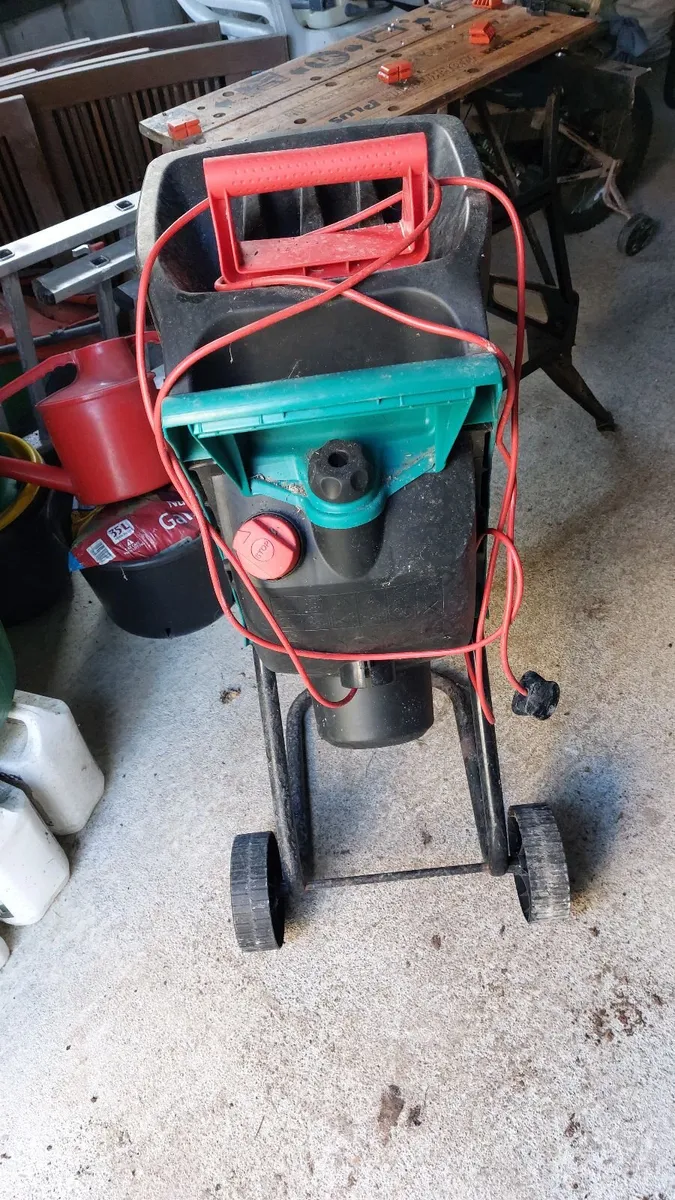 Brush and twig shredder - Image 1