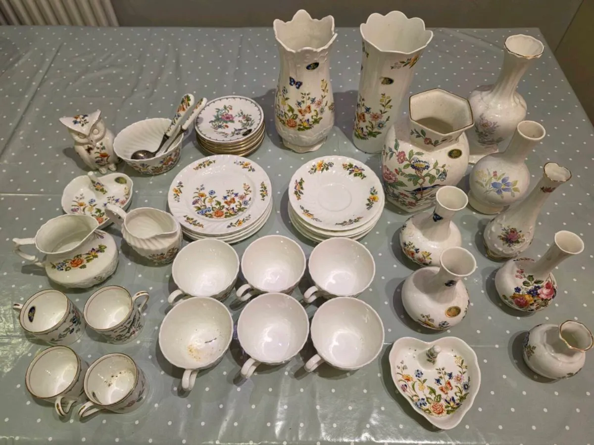 Aynsley tea set and bone china Vases - Image 1