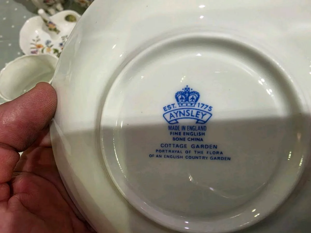 Aynsley tea set and bone china Vases - Image 3
