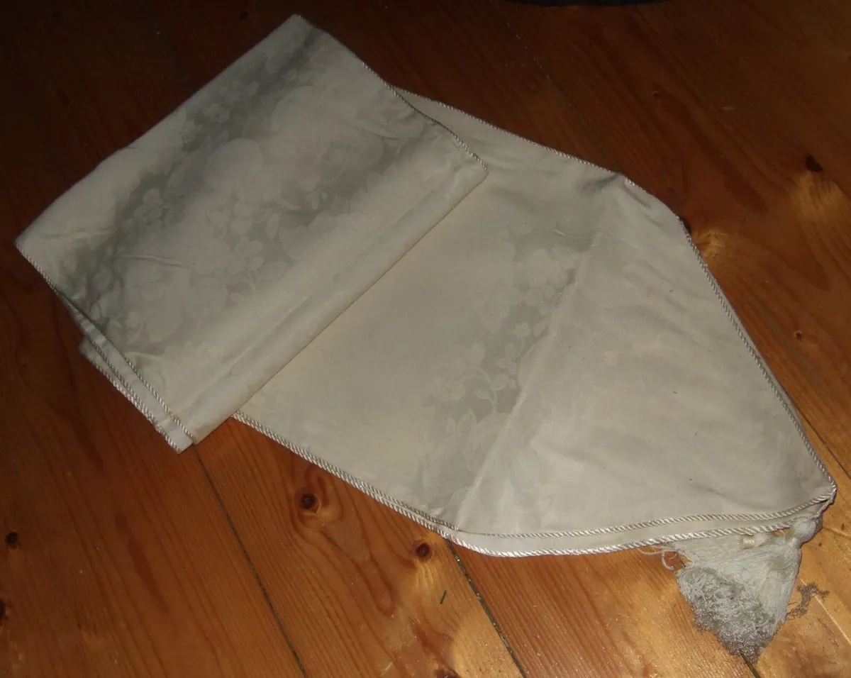 Pristine Vintage Harrods Damask Table Runner - Image 4