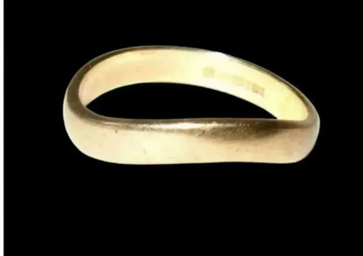 Vintage Hallmarked 9ct Gold 'Wave' Ring - Image 1