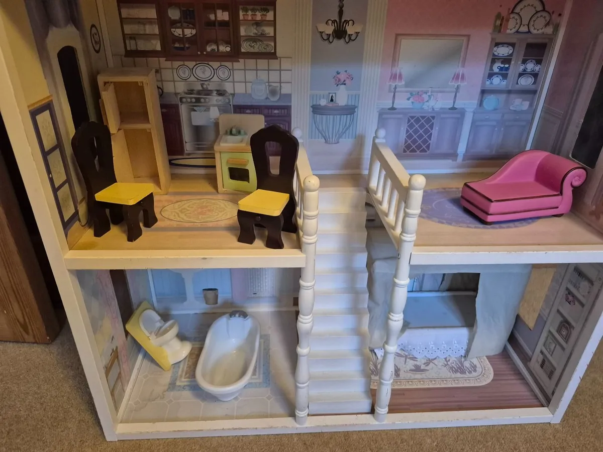 Dolls house with accessories - Image 4