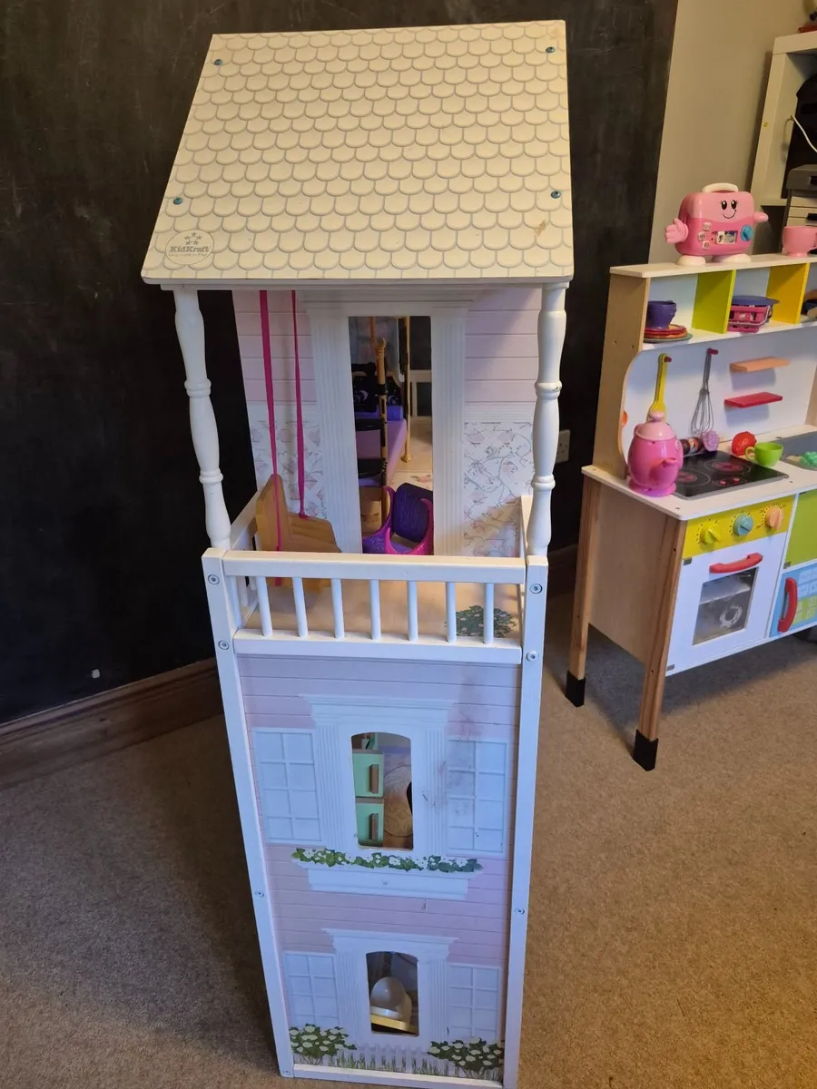 Dolls house with accessories - Image 3