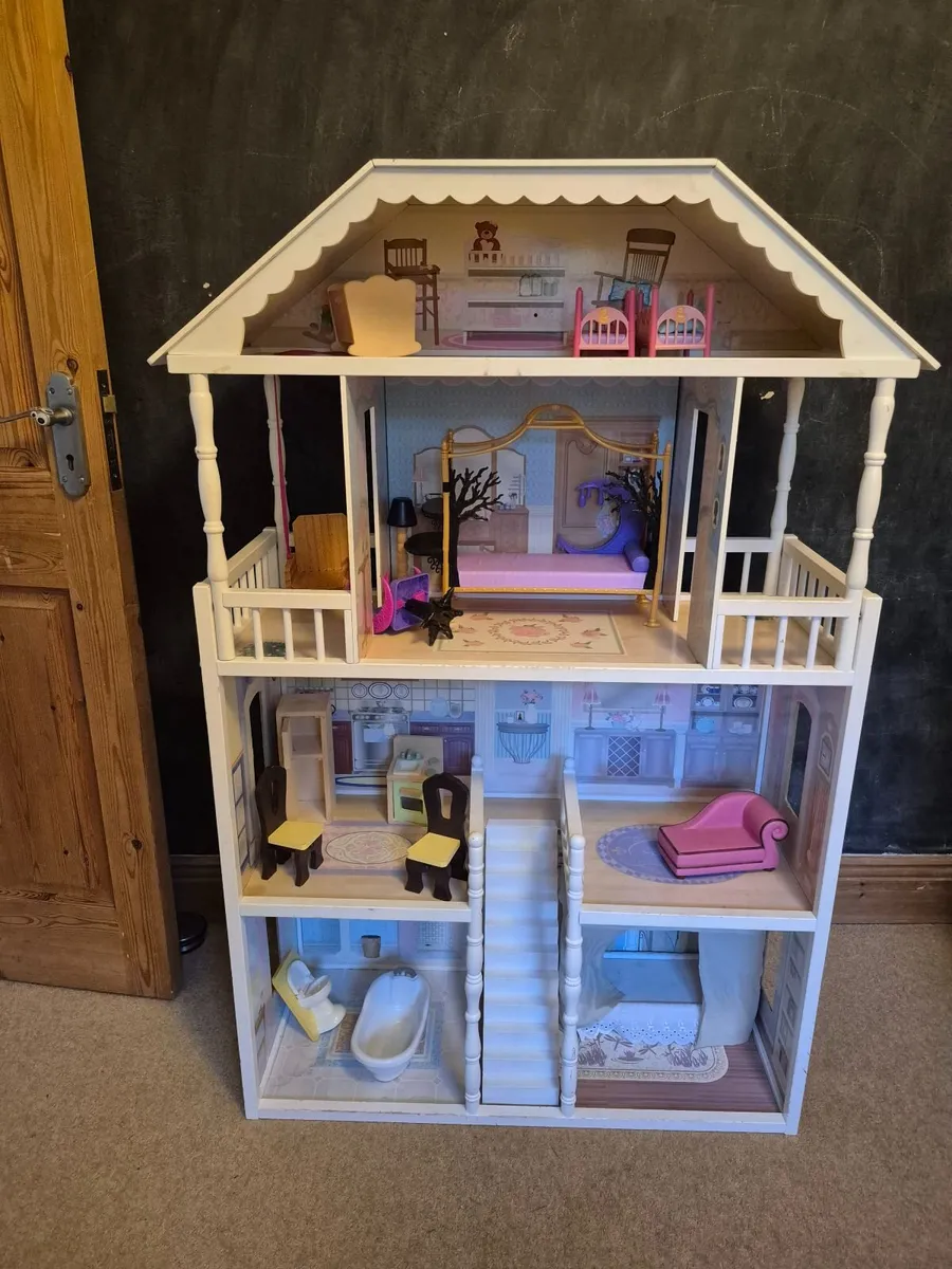 Dolls house with accessories - Image 1