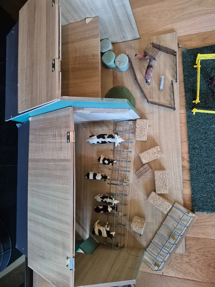 Wooden farm shed playset with accessories - Image 2