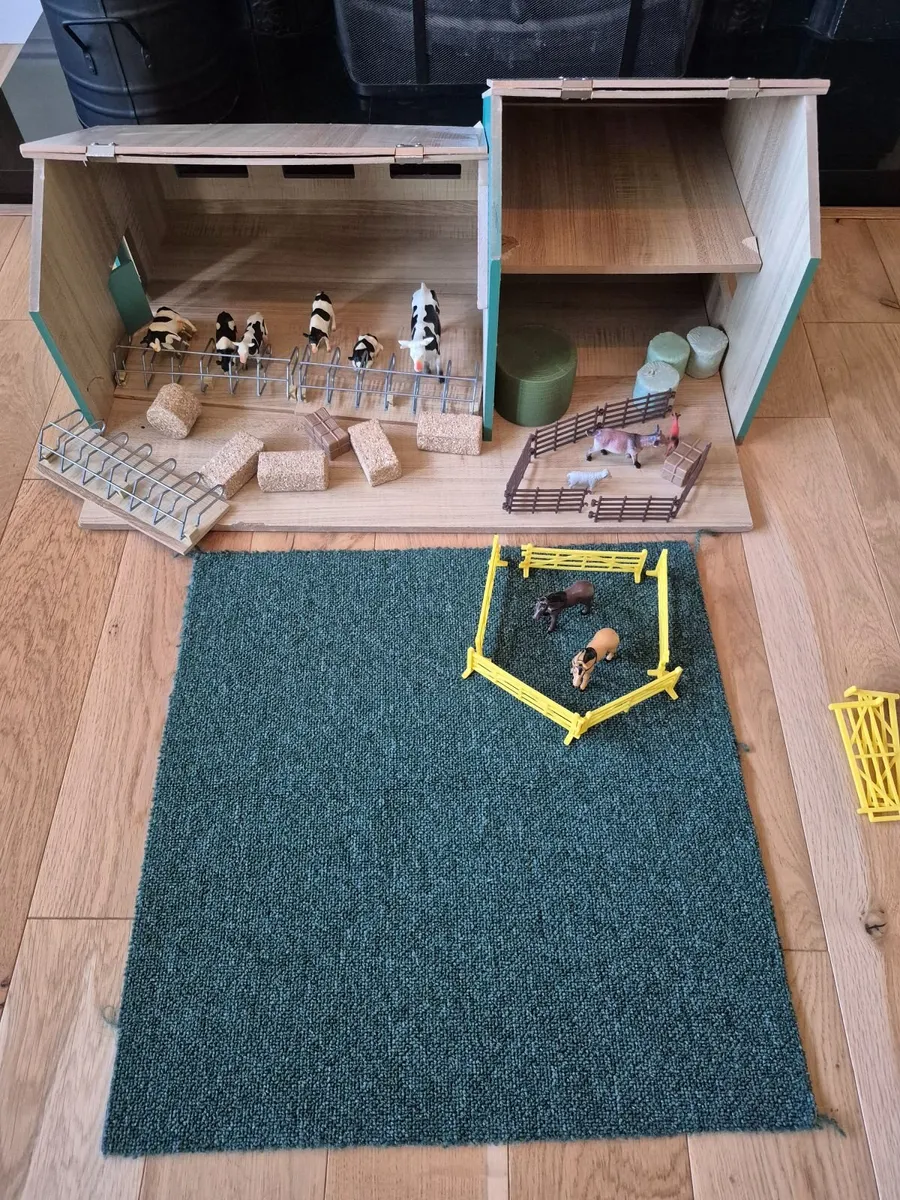 Wooden farm shed playset with accessories - Image 4