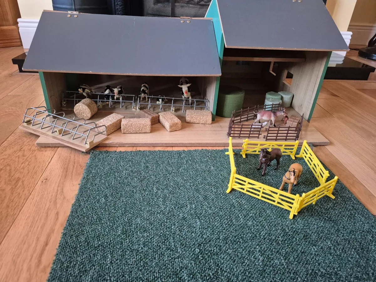 Wooden farm shed playset with accessories - Image 1