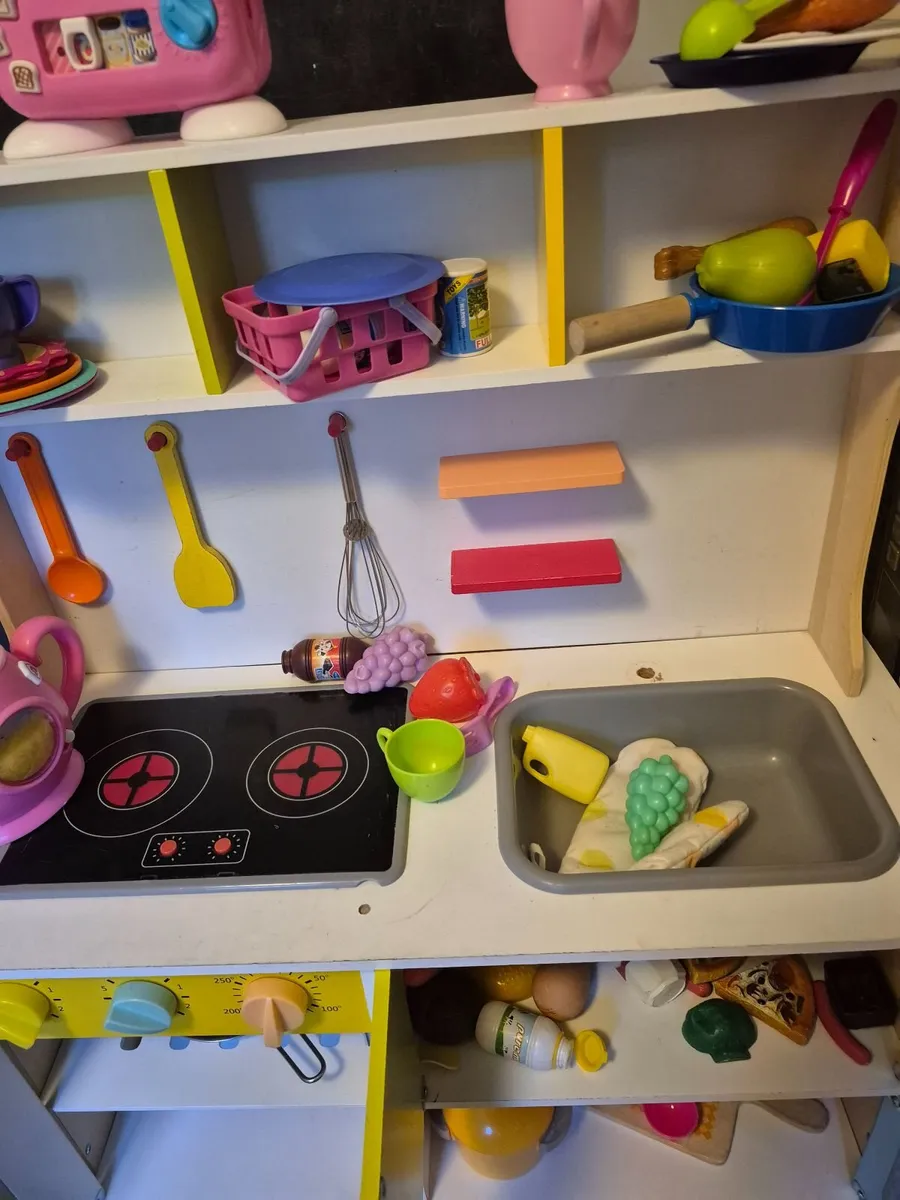 Kids toy kitchen with accessories - Image 2