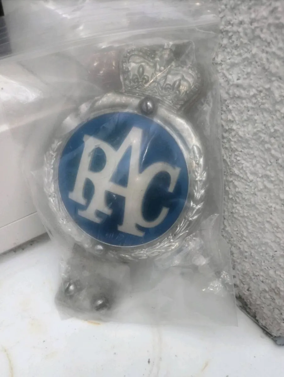 VINTAGE  RAC . BADGE
