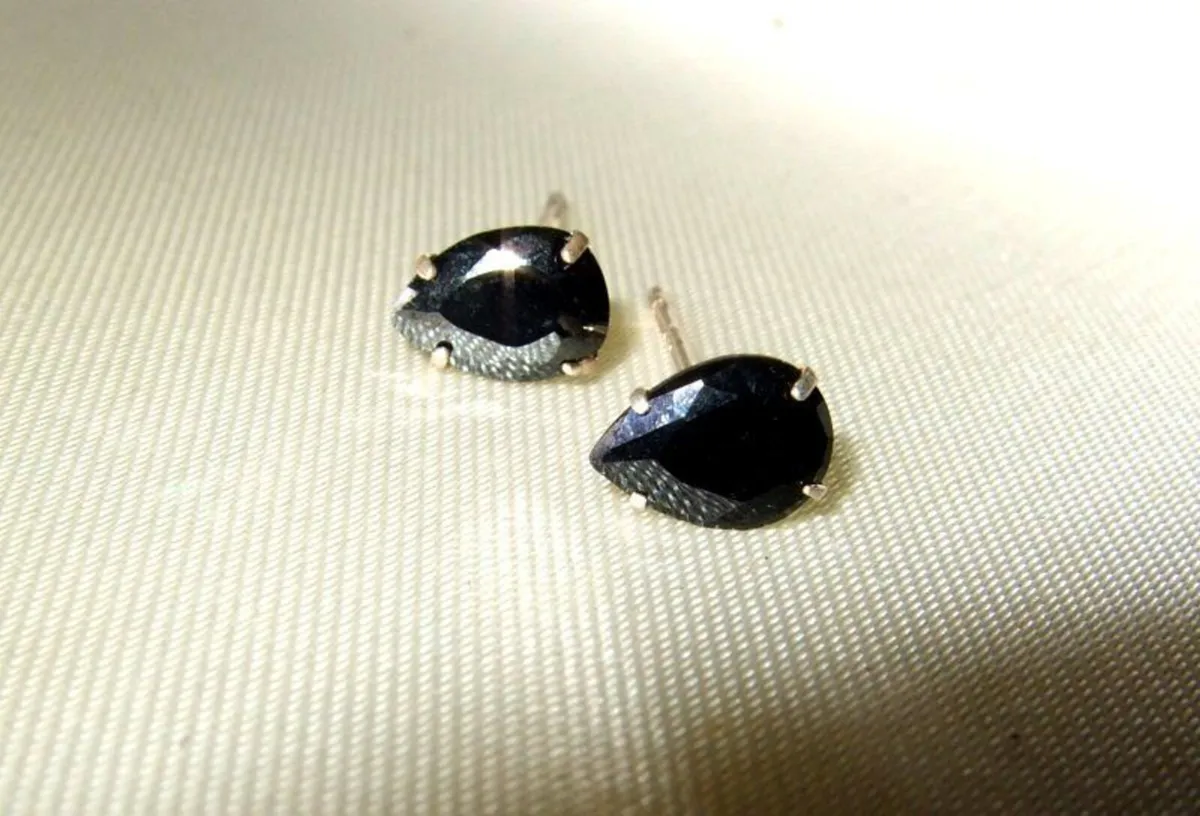 Vintage Silver Pear-Cut Black Stud Earrings - Image 3
