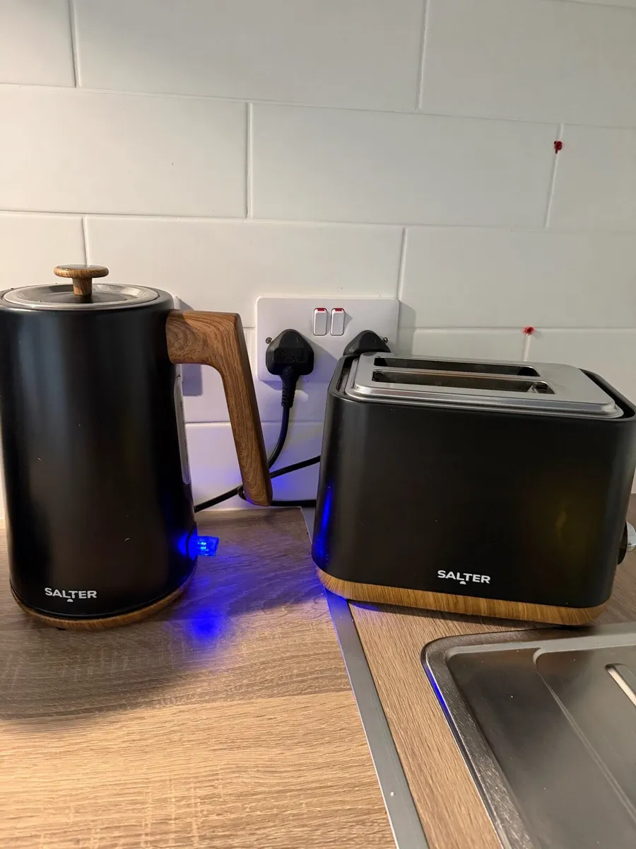 Kettle and toaster - Image 1