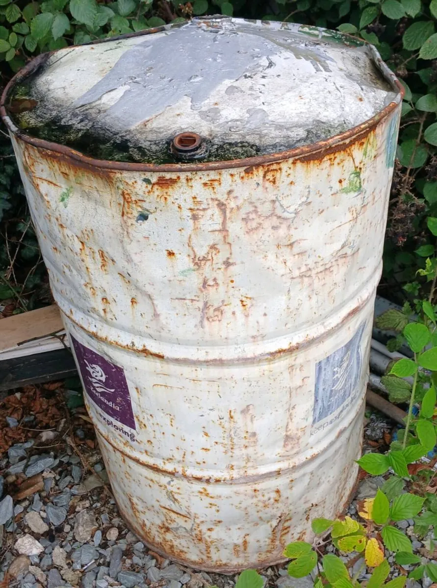 Full barrel of galvanise paint - Image 1