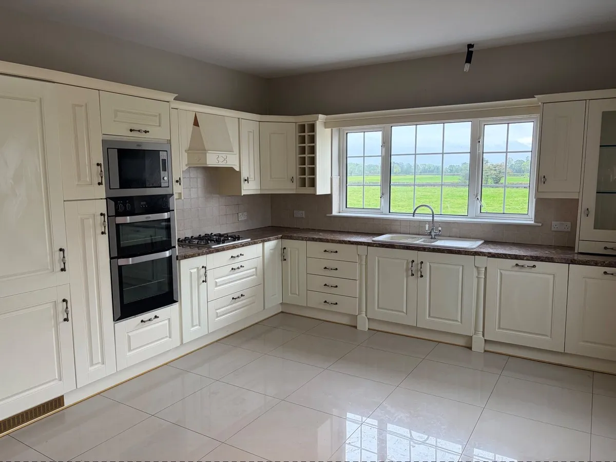 Kitchen, cream shaker style - Image 1