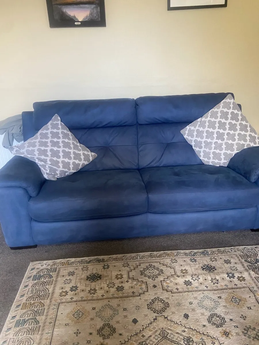 Couch + 2 Electric Recliner armchairs - Image 3
