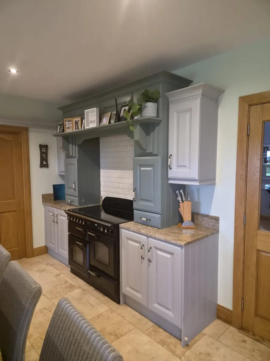 Large kitchen and island - Image 1