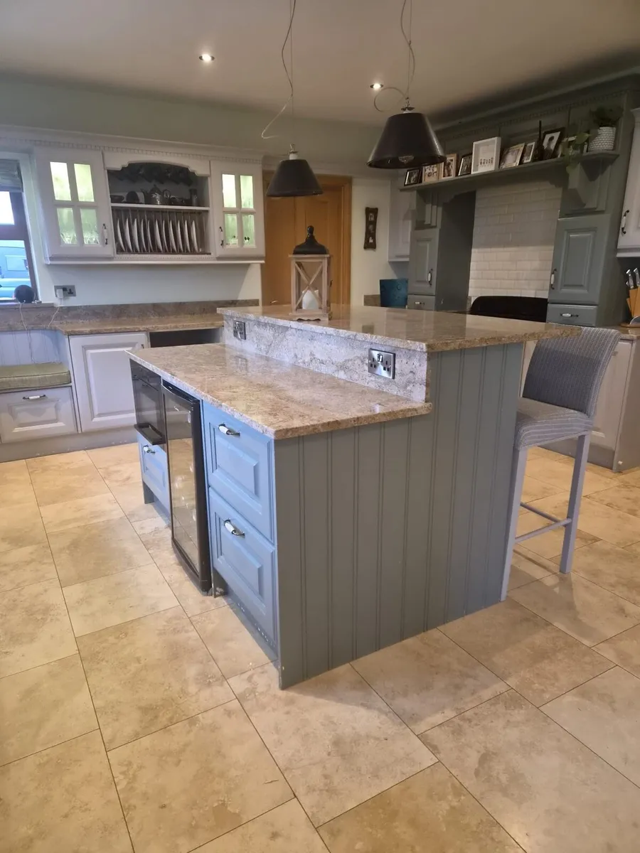 Large kitchen and island - Image 2