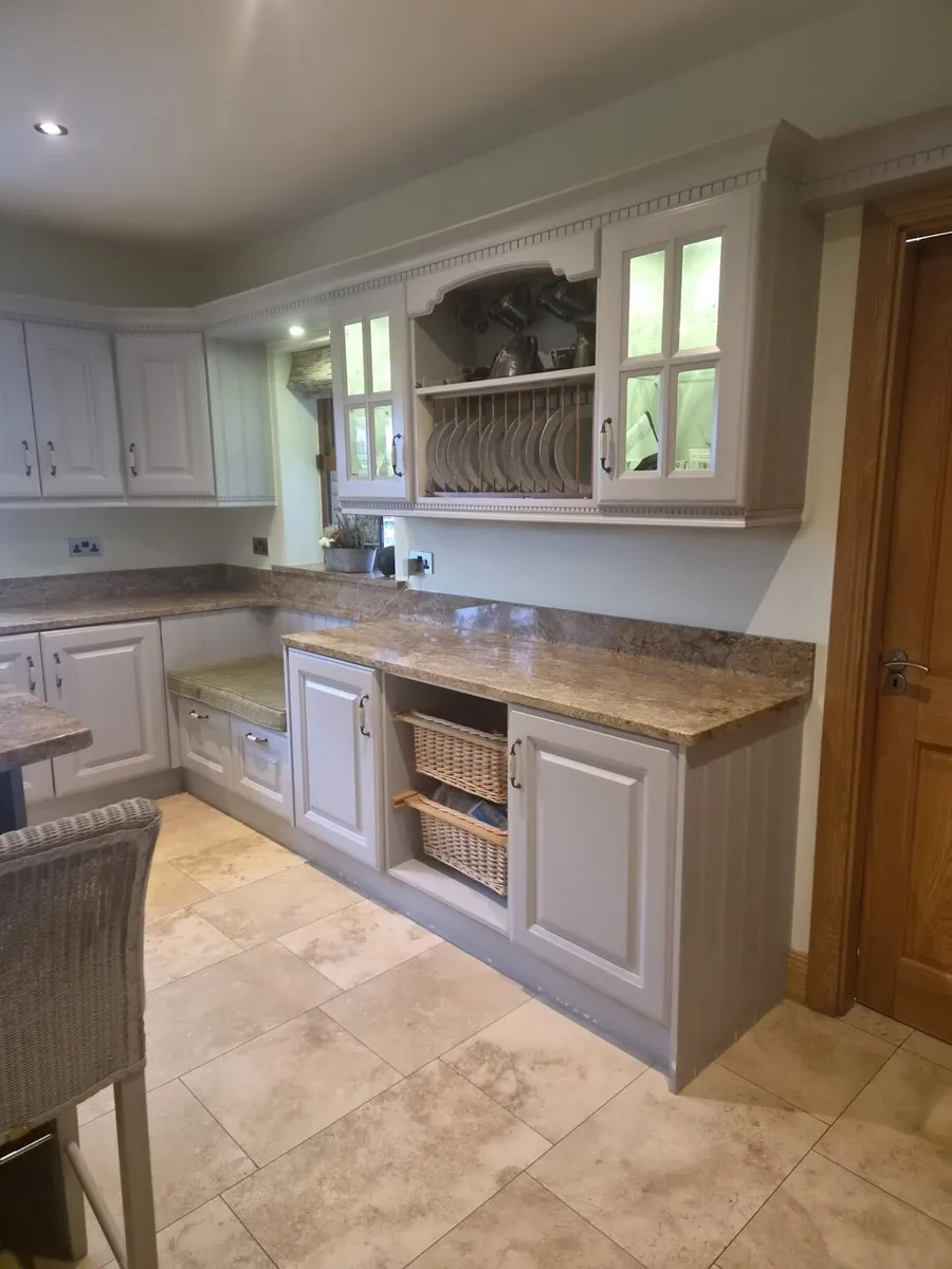 Large kitchen and island - Image 3