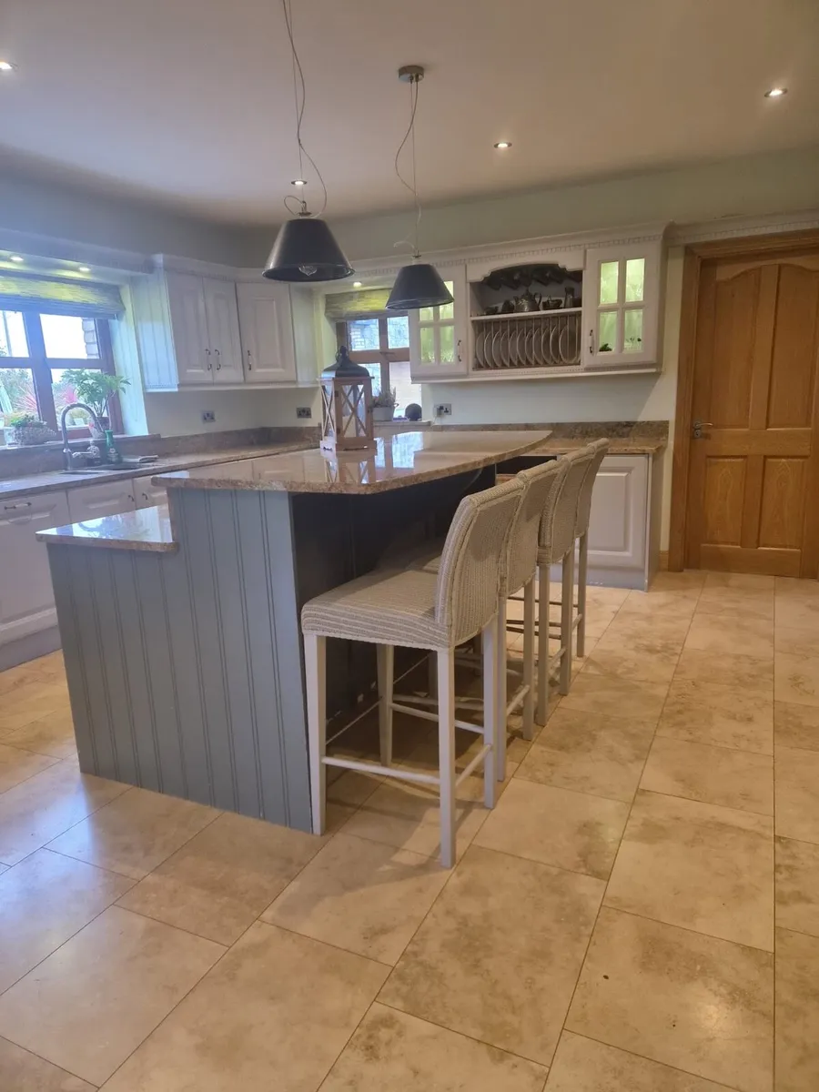 Large kitchen and island - Image 4