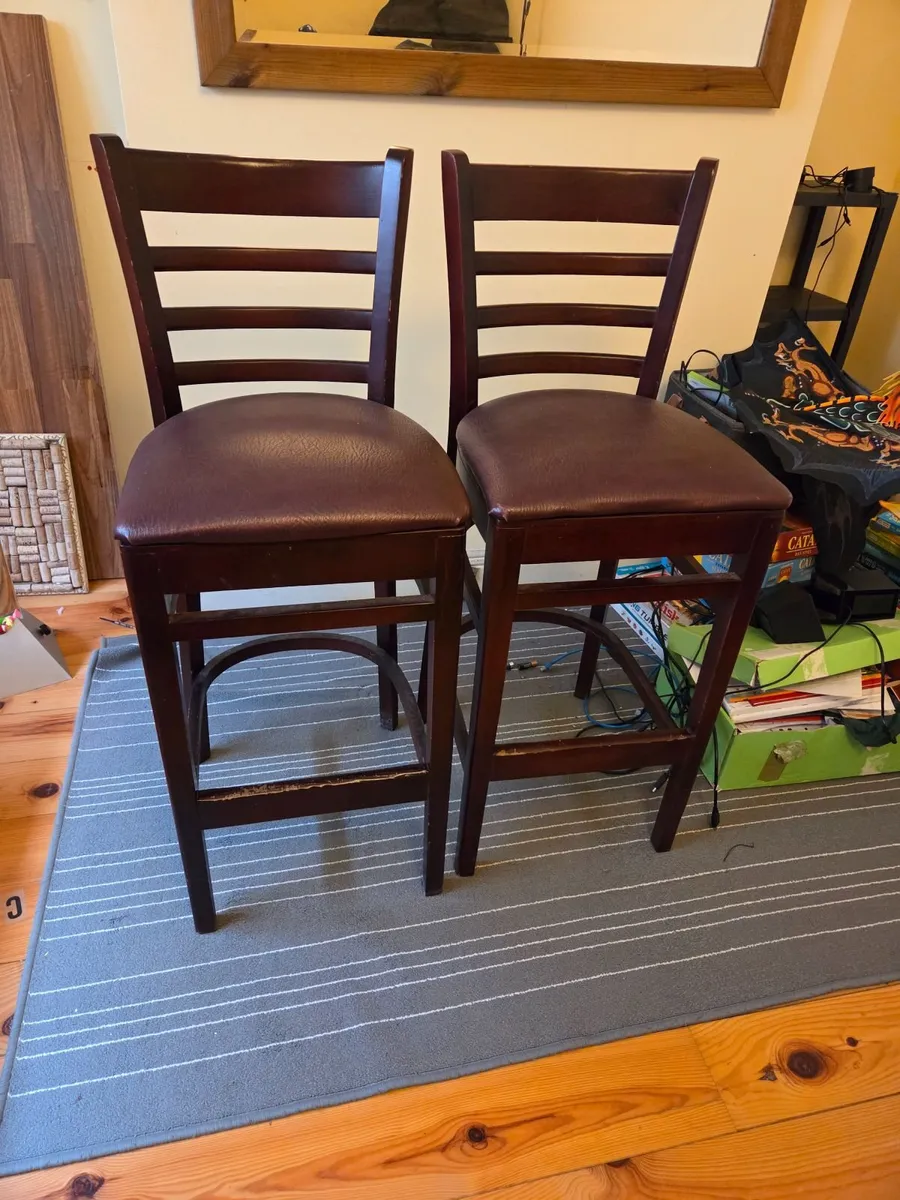 31" Ladder Back Bar Stool in Walnut Finish
