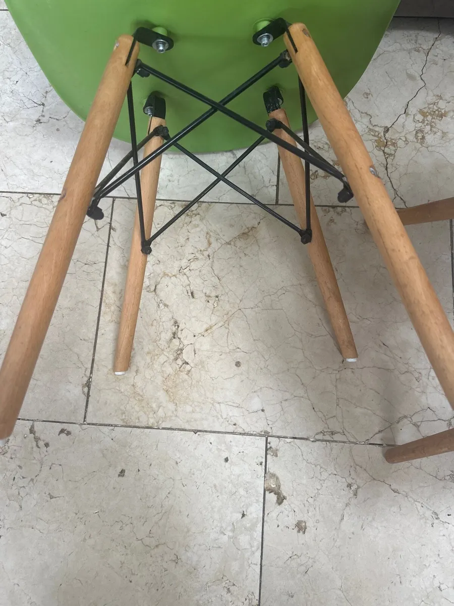 6 Chairs - Image 2