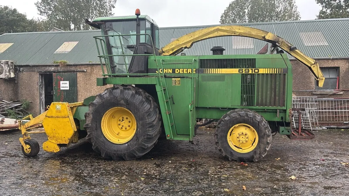 John Deere Self Propelled Silage Harvester 6910 - Image 1