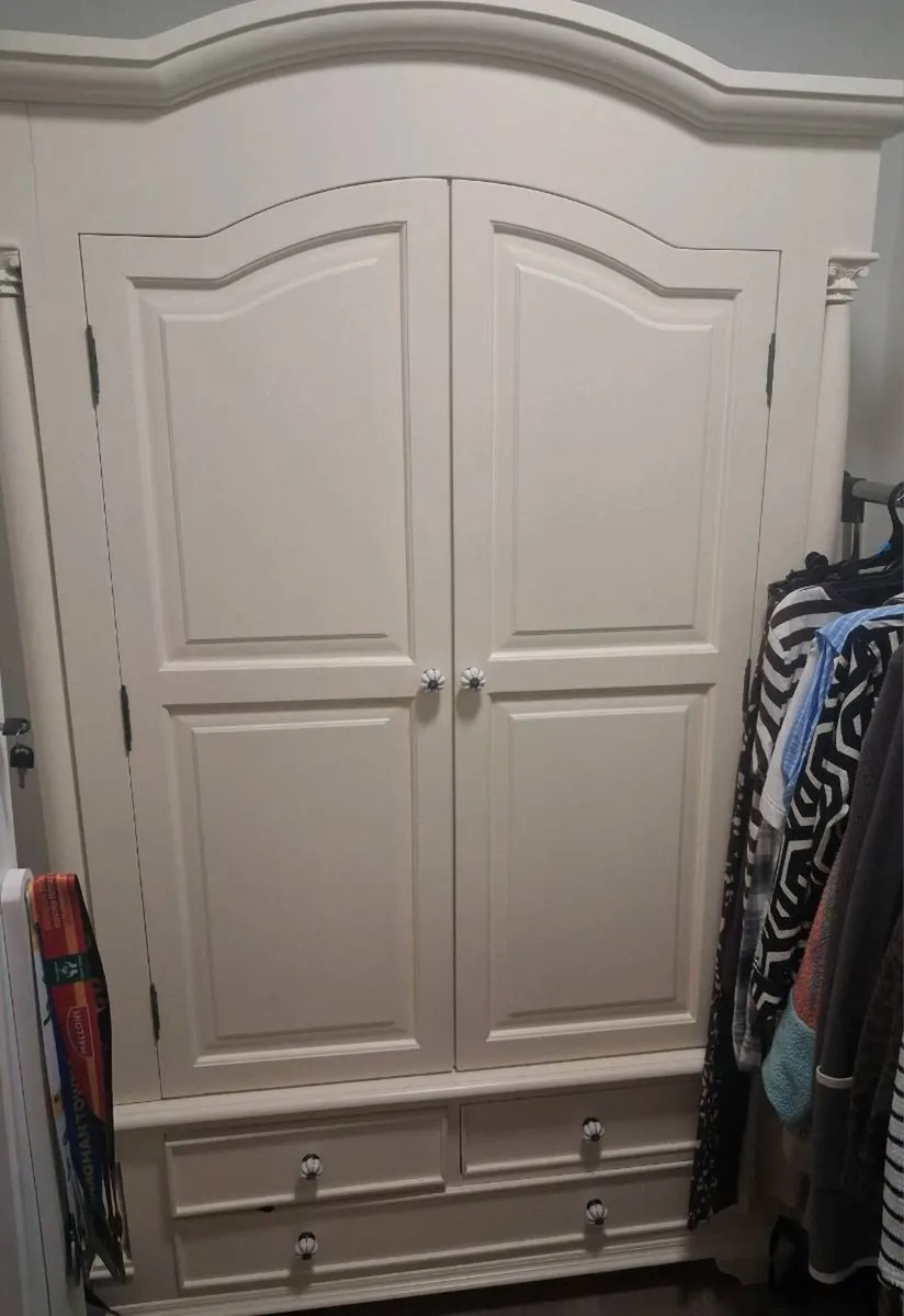 Wardrobe and chest of drawers - Image 1