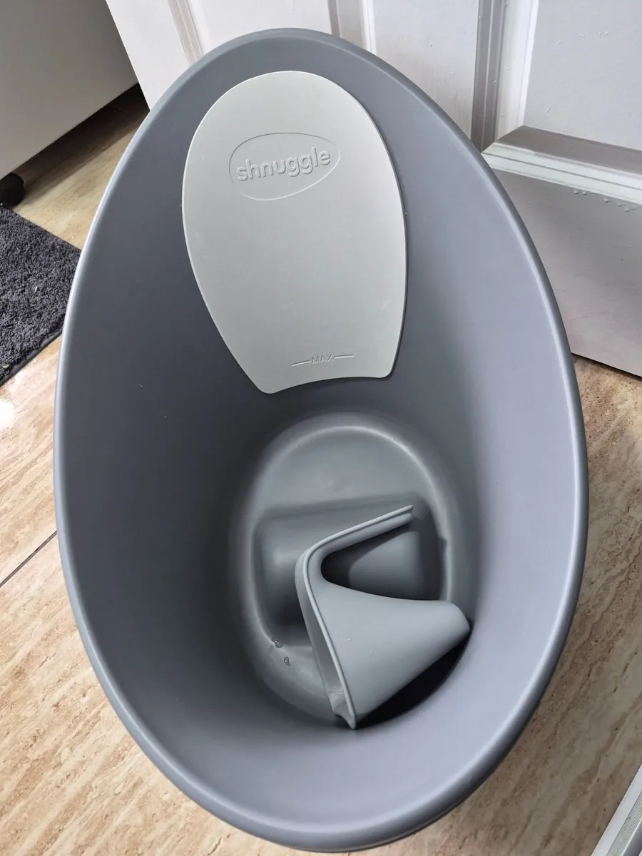 Shnuggle Baby Bath with Plug - Pebble Grey - Image 1