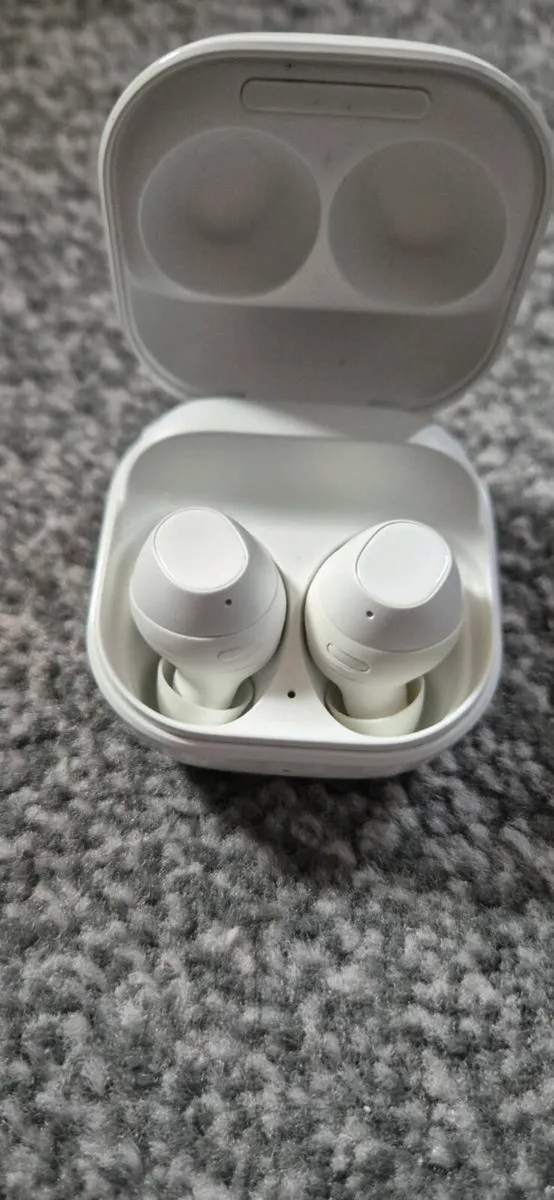 Samsung Galaxy Buds FE - Image 1