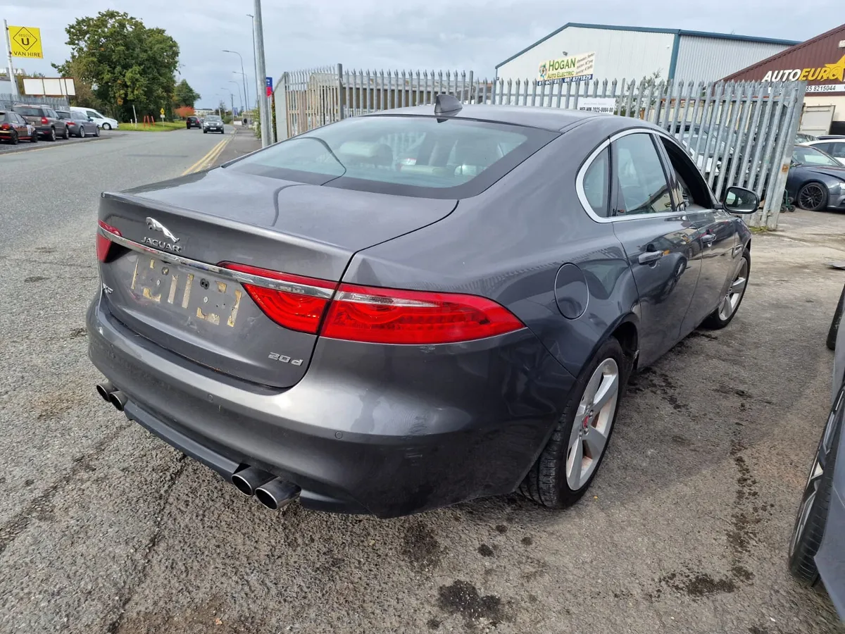 17 JAGUAR XF  2.0 D PORTFOLIO 180PS 4DR AUTO - Image 3