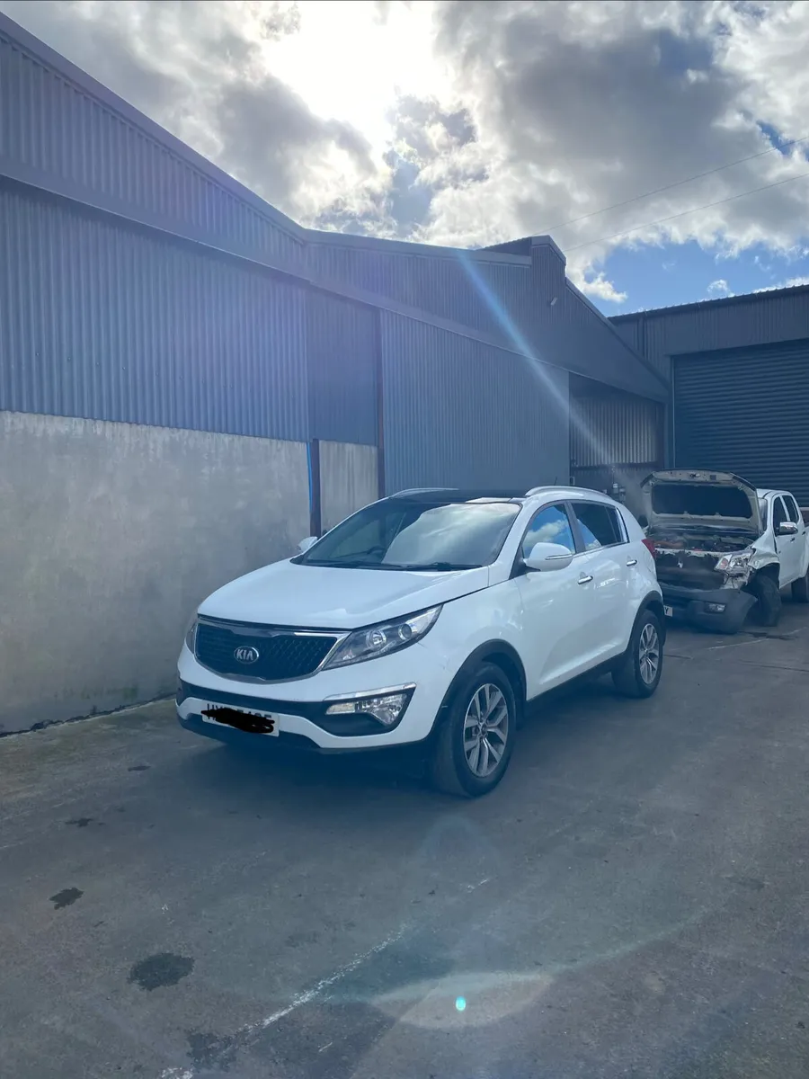2015 Kia Sportage in for breaking - Image 4