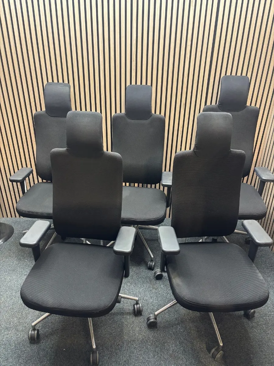 Vitra Headline Executive Office Swivel Chair @ CJM - Image 1