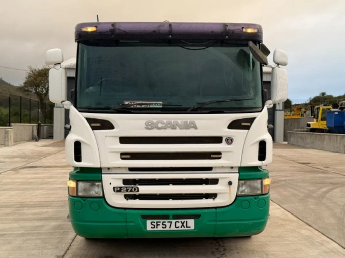 2007 P 270 6X2 FLAT BED WITH LIFT & STEER AXLE - Image 2