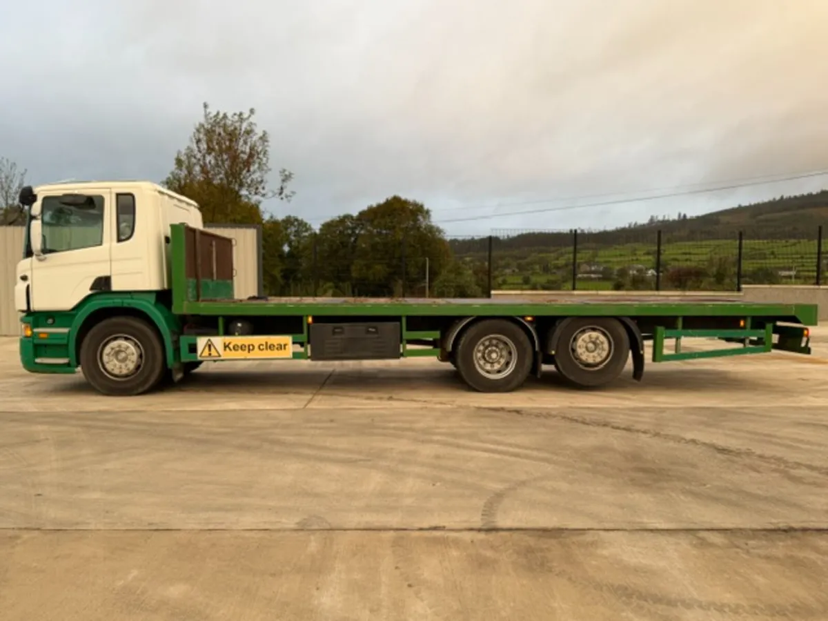 2007 P 270 6X2 FLAT BED WITH LIFT & STEER AXLE - Image 4