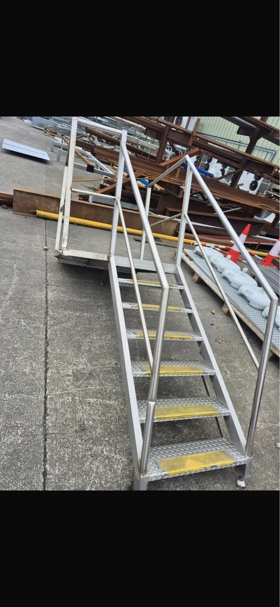 Stainless steel stairs/steps - Image 1