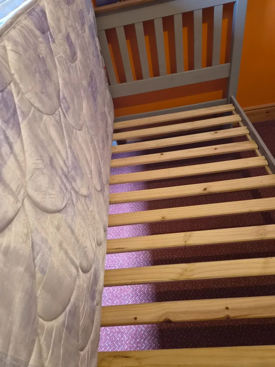 Single bed and mattress - Image 1