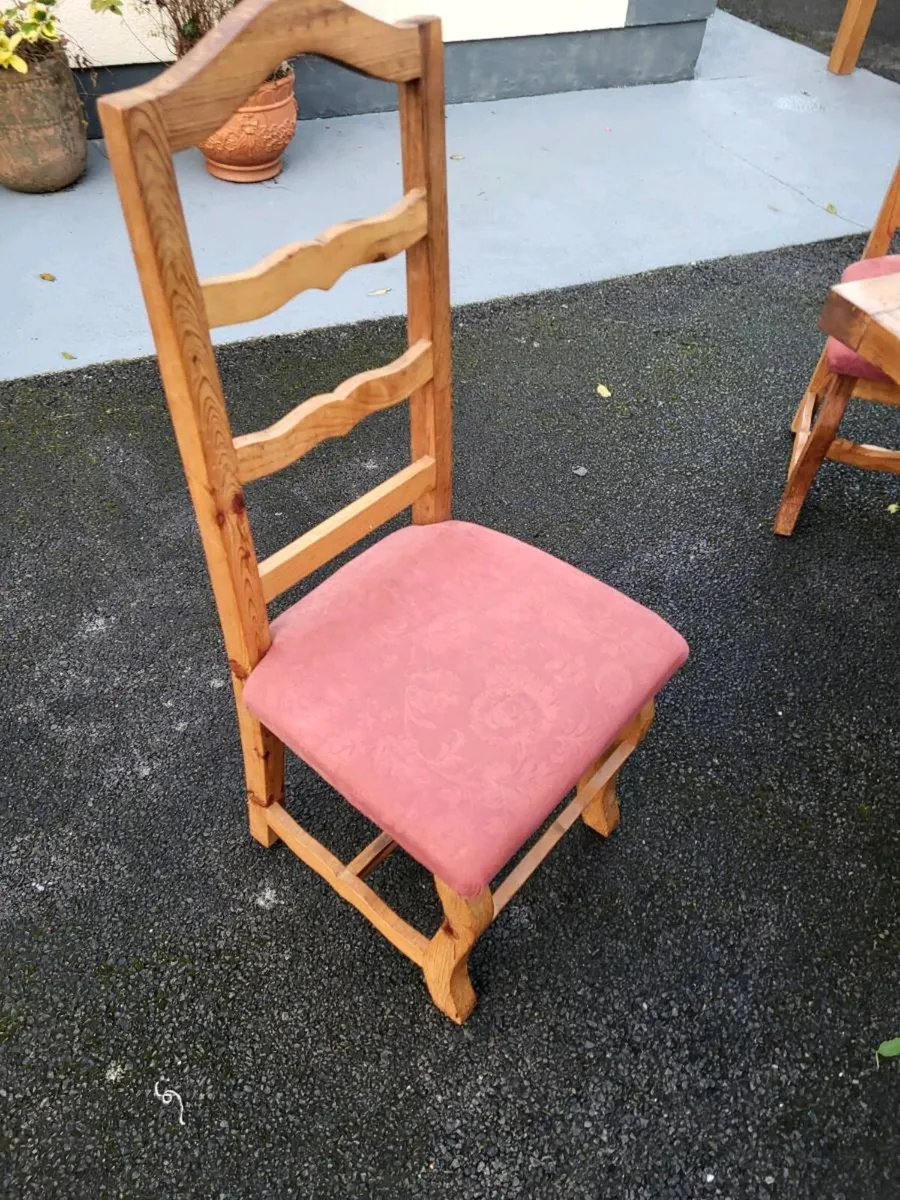 A Fine large pine table and six chairs - Image 3
