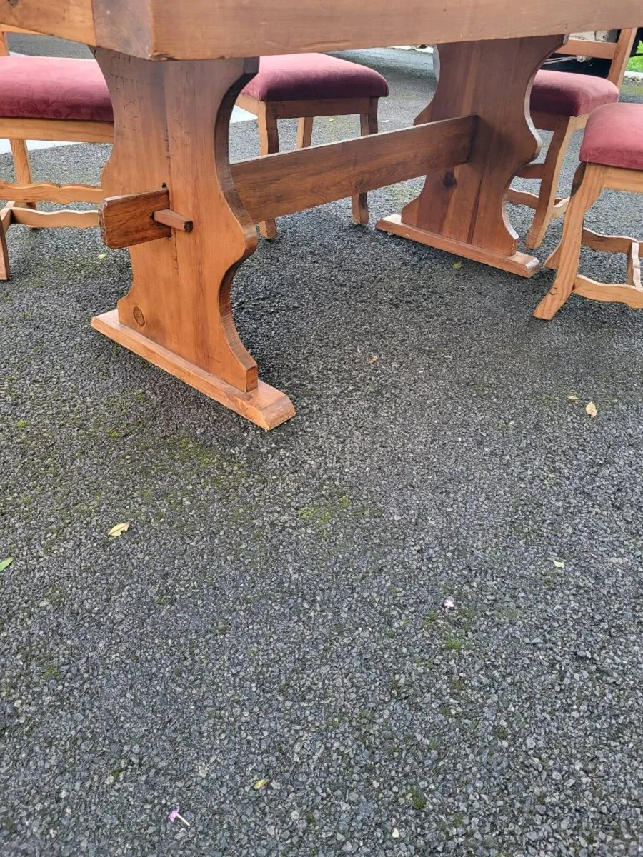 A Fine large pine table and six chairs - Image 4