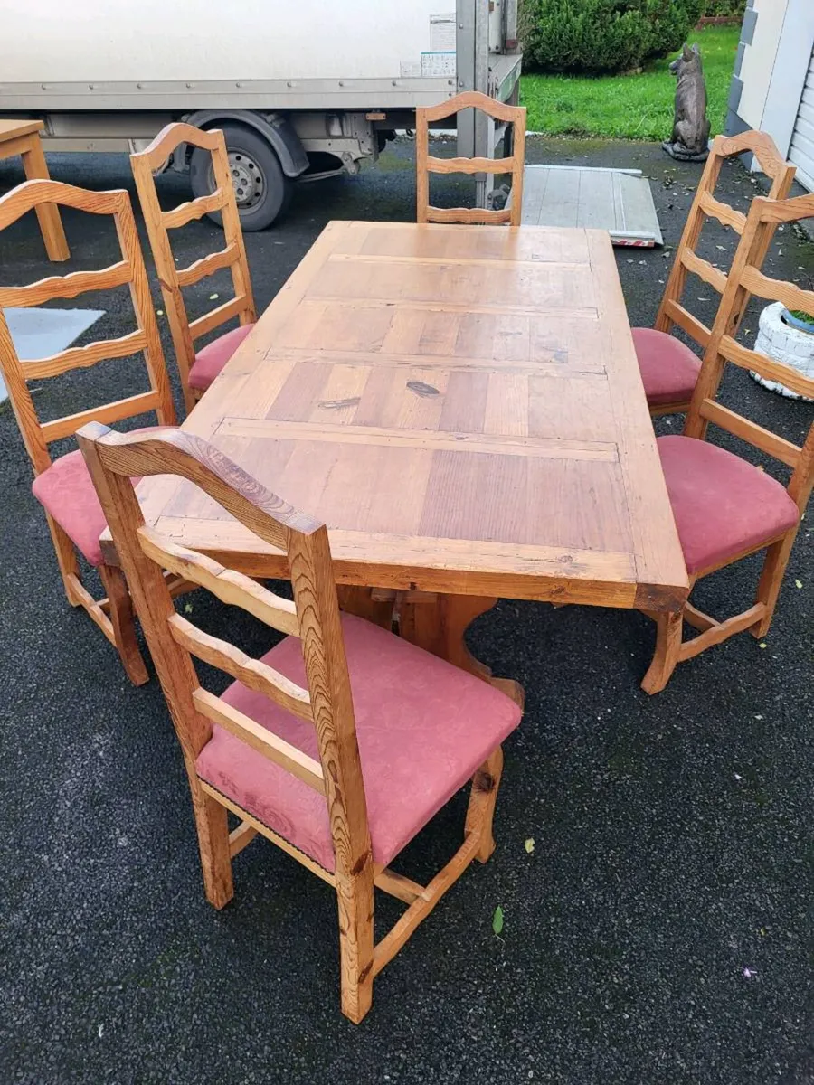 A Fine large pine table and six chairs - Image 1