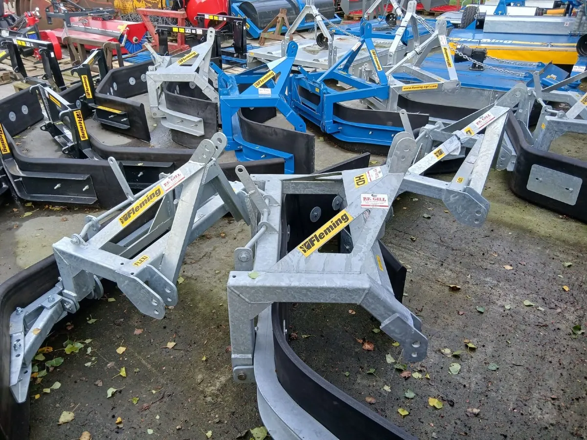 SELECTION OF FLEMING YARD SCRAPERS - Image 2